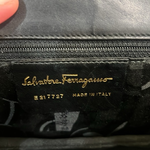 Salvatore Ferragamo Gancini wood logo shoulder bag. Black leather with wood logo - Picture 14 of 17